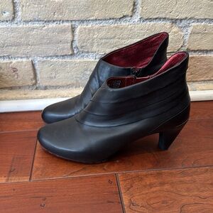 Tsubo Black Leather Ankle Boots